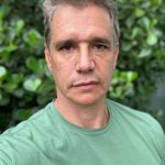 Márcio Garcia Instagram - Existem, basicamente, três versões de nós mesmos. Uma boa, uma neutra e uma ruim. . A boa te traz muitos benefícios. O bom humor e o riso compartilhados tendem a melhorar a sua relação com as pessoas, aumentando a intimidade e, claro, contribuem com o estado de felicidade. Além disso, fortalece o sistema imunológico, aumenta a serotonina, a dopamina e diminui a dor. Protege você contra os efeitos do estresse, e te aproxima de Deus, entre outros benefícios! . A versão neutra, como o próprio nome diz, de nada serve. . A ruim te afasta das pessoas e baixa a imunidade. Com o tempo, o cortisol e os hormônios do estresse enfraquecem o sistema imunológico, deixando você mais suscetível à contração de gripes, resfriados e outras doenças. Além de te afastar de Deus, e da boa sorte! . Tente perceber com qual destas versões você passa a maior parte do seu dia e fique atento pra que a sua melhor versão prevaleça. Você e todos a sua volta irão colher os frutos! E não se esqueça; Seja grato e não reclame em vão! #pazeamor #gratidão #deusnocomando