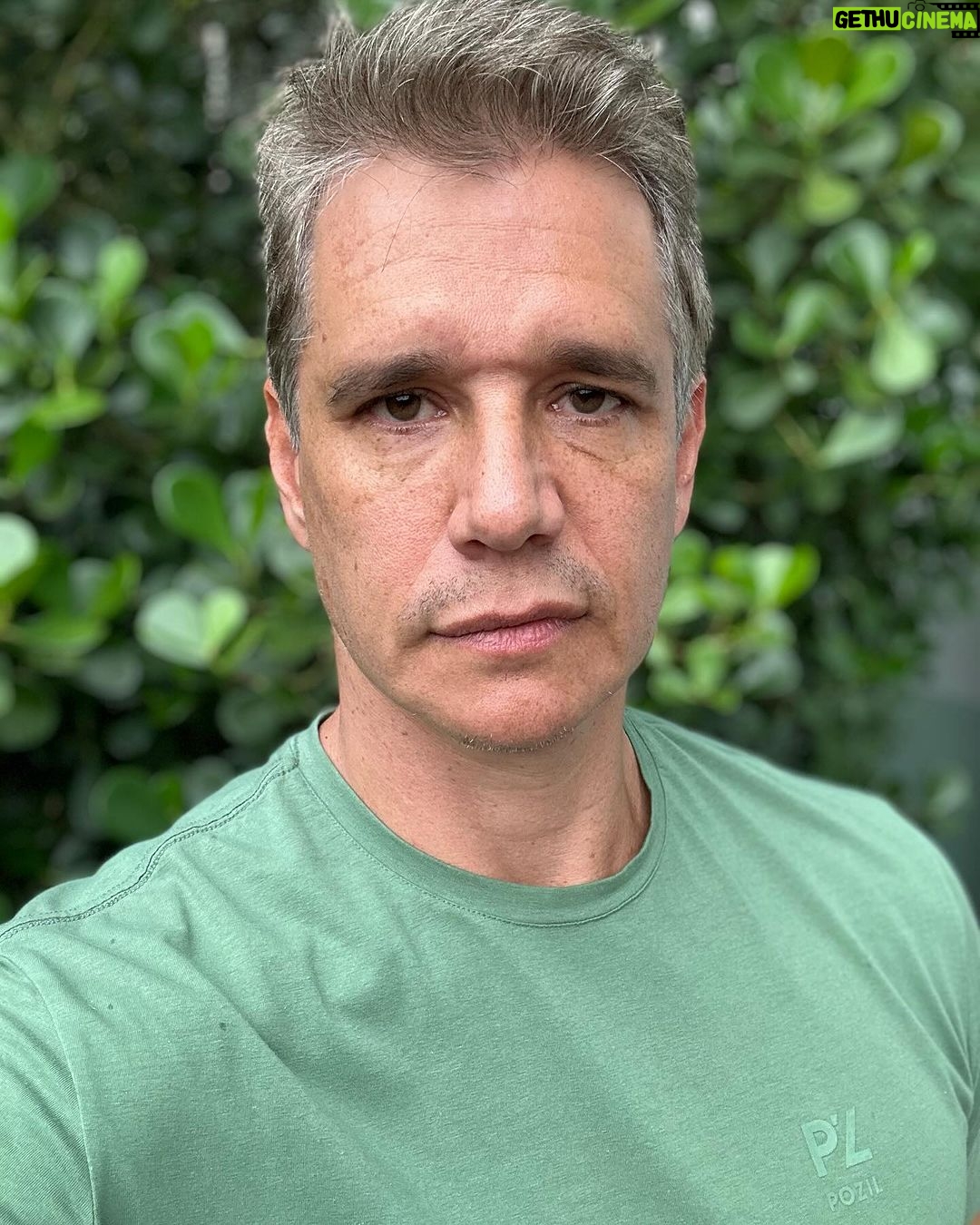 Márcio Garcia Instagram - Existem, basicamente, três versões de nós mesmos. Uma boa, uma neutra e uma ruim. . A boa te traz muitos benefícios. O bom humor e o riso compartilhados tendem a melhorar a sua relação com as pessoas, aumentando a intimidade e, claro, contribuem com o estado de felicidade. Além disso, fortalece o sistema imunológico, aumenta a serotonina, a dopamina e diminui a dor. Protege você contra os efeitos do estresse, e te aproxima de Deus, entre outros benefícios! . A versão neutra, como o próprio nome diz, de nada serve. . A ruim te afasta das pessoas e baixa a imunidade. Com o tempo, o cortisol e os hormônios do estresse enfraquecem o sistema imunológico, deixando você mais suscetível à contração de gripes, resfriados e outras doenças. Além de te afastar de Deus, e da boa sorte! . Tente perceber com qual destas versões você passa a maior parte do seu dia e fique atento pra que a sua melhor versão prevaleça. Você e todos a sua volta irão colher os frutos! E não se esqueça; Seja grato e não reclame em vão! #pazeamor #gratidão #deusnocomando