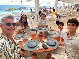 Márcio Garcia Instagram - @ninasrgarcia cadê você? Quem tem família grande sabe como é difícil juntar a turma toda… . Mas jaja estaremos todos juntos aqui em Nice, de onde pegaremos a estrada rumo a Saint Tropez. . Só tenho a agradecer a Deus por mais uma vez podermos estar juntos e por tantas bençãos. Desejo muita saudade a você, aos seus e aos meus! 🙏🏼❤️ Grand-Hôtel du Cap-Ferrat, A Four Seasons Hotel