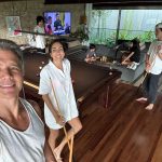 Márcio Garcia Instagram - Quem tem filho adolescente sabe como é difícil reunir a família! . Nessa foto, apesar de sermos seis, um dos meninos é o @joserebello , amigo do @pedrosrgarcia e praticamente da família, e não o nosso thing 3 - @pipo.garcia_ . Como já contei por aqui, o @pipo.garcia_ esta viajando. A saudade continua mas, o importante é que ele está feliz! . Fiz questão de registar e compartilhar com vocês pq curto muito esses momentos, em que amigos dos filhos convivem e interagem com a gente. . Essa é uma dica importante; conheça, converse e conviva com os amigos dos seus filhos, sempre que possível. . Essa proximidade ajuda a proteger os filhos e a unir e integrar a família cada vez mais. . Que Deus abençoe as nossas famílias e o nosso domingo! 🙏🏼 Joá, Rio De Janeiro, Brazil