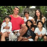 Márcio Garcia Instagram - Um #tbt do tempo em que só tínhamos crianças em casa. Saudade de ter todos morando no final do corredor, da mesa com nós seis, juntos, todos os dias, dos jogos e das brincadeiras depois do jantar, de conseguir fazer um programa sem ter que consultar todas as agenda… saudades… Mas, assim é a vida! O tempo passa, os bebês se tornam crianças, logo viram adolescentes e num piscar de olhos estão adultos e vão morar em outra casa, outra a cidade ou até em outro país… e essa é a ordem natural… Aproveite muito cada fase dos seus filhos! Faça hoje aquele programa ou aquela viagem! Tenha hoje aquela conversa… e diga “eu te amo” todos os dias… não deixa nada de bom pra amanhã… Obrigado meu Deus, por tantos amores em minha vida! Amo vocês, minha família, incondicionalmente e infinitamente! #familia #filhos #amormaiordomundo #amor #tamanhofamília Joá, Rio De Janeiro, Brazil