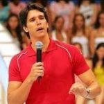 Márcio Garcia Instagram - Esse é sem dúvida um dos lugares que me sinto mais à vontade… Muita gente me pergunta quanto vou estar de volta a TV. Confesso que não é fácil guardar segredo e muito menos conter a ansiedade… . O TBT de hoje é pra lembrar alguns momentos deliciosos da minha carreira de apresentador mas, também pra dizer que em breve estarei de volta… Novas ideias estão no papel e ja já estarão na sua telinha. Por enquanto é só o que posso dizer… mas o que faço questão de deixar claro é que a saudade e o amor por esse trabalho são enooooooormes!!! Quem tbem tá com saudade ???