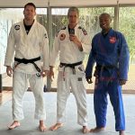 Márcio Garcia Instagram - O Primeiro treino do ano não poderia ter sido melhor! Obrigado pela aula irmãos @rogergracie e @kleberbuiuu ... Sofri, mas valeu a pena!! Oss!! Todo esporte nos ensina que a disciplina e a prática constante são determinantes na performance, mas com o Jiu Jitsu aprendi o valor inestimável da resiliência. Se você ainda não conhece a arte suave recomendo uma visita a uma academia. Pode ser que você, ou o seu filho(a) se surpreendam e se encantem como aconteceu comigo, há 30 anos com meu irmão, mestre @castellobrancobjj ! Vou marcar aqui alguns nomes que são referência caso você tenha interesse em saber mais sobre o Jiu-Jitsu! #jiujitsu #oss #pratiqueesportes Joá, Rio De Janeiro, Brazil