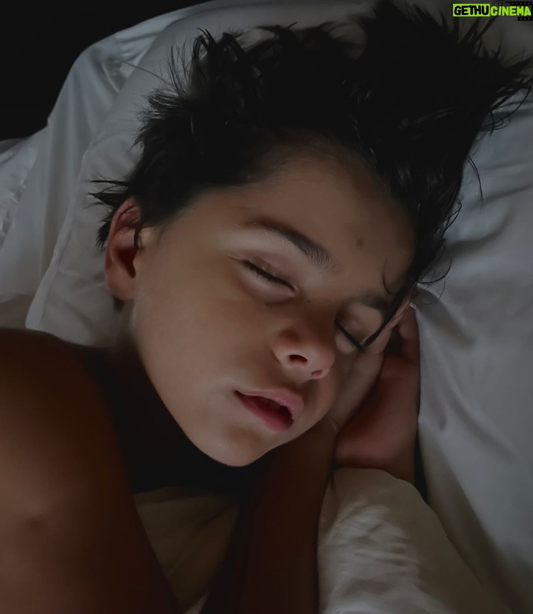 Márcio Garcia Instagram - Como é bom ver um filho dormir! Desde bem pequeno o João tem essa mania de colocar as duas mãos sob o rosto. Muito fofo… Eu que não sou bobo aproveito pra beijar e cheirar muito, até porque, na fase atual, que passa voando, só dormindo. Me diz, tem coisa melhor? Se você ama fazer o mesmo deixe o seu ❤️ #familia #filhos #amormaiordomundo Joá, Rio De Janeiro, Brazil