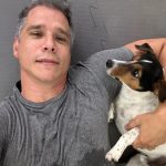 Márcio Garcia Instagram - Poxa Max, eu tava quase terminando a série de abdômen! Acho que isso acontece muito com quem treina em casa… . Você também tem um peludinho que adora “participar” das suas atividades físicas? . Me conta… . E olha a cara que ele faz depois que eu o agarro. Amo muito!’ #protejaosanimais #denunciemaustratos Joá, Rio De Janeiro, Brazil