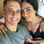 Márcio Garcia Instagram - Vinte anos de namoro não é pra qualquer um! Parabéns pra nós @andreasantarosagarcia ! . Foram dezenas de viagens, centenas de momentos e milhares de alegrias. . Mas apenas um sentimento é capaz de sustentar tanto tempo uma relação, o amor! . Claro que também houve momentos difíceis! Brigas e divergências são comuns em um relacionamento tão longo.. . O importante é saber perdoar, ceder, reconhecer erros e pedir desculpas e claro, regar o namoro diariamente. . Os relacionamentos tendem a cair na rotina e na monotonia. Temos que estar atentos… seja criativo(a) e pare pra ouvir quem esta seu lado, mesmo que vc pense já saber o que a outra pessoa vai dizer. Só o diálogo e a cumplicidade podem nutrir e corrigir qualquer problema entre um casal… . Obs; A trilha sonora é a mesma do nosso casamento! Feliz dia dos namorados! #happyvalentinesday #felizdiadosnamorados