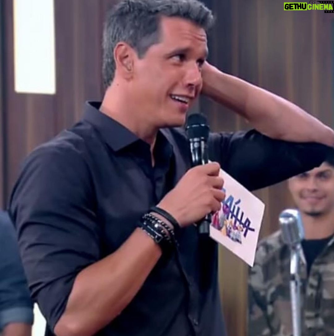 Márcio Garcia Instagram - Hoje bateu uma saudade tamanho família de me divertir com vocês! . Quem aí tá sentindo falta de rir e de se emocionar nos finais de semana? . O que eu mais gostava era desse mix de emoções de uma só vez. Era uma delícia… . A gente conhecia melhor os amigos de profissão e aprendia cada vez mais sobre os valores familiares! . Além disso, não houve um único programa em que eu não desse boas gargalhadas e não me emocionasse. . Confesso que segurei muito o choro no show das famílias. Quando a emoção tomava conta do estúdio a única coisa que me mantinha de pé era lembrar dos boletos que eu tinha que pagar na segunda feira 🤣🤣🤣🤣 . Brincadeiras a parte a saudade é real. Mas podem esperar animados pois, tem ideias no forno…. . Que Deus abençoe nosso feriado, nosso final de semana e as nossas famílias. @marcoluque @alok @dedesecco @amarianasantos @julianapaes @klebbertoledo @juulianapaiva @marceloadnet0 @mateusolanooficial #corpuschristi #jesussalvador #familia #diversão #emoção #tamamhofamilia