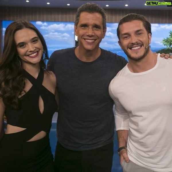 Márcio Garcia Instagram - Hoje bateu uma saudade tamanho família de me divertir com vocês! . Quem aí tá sentindo falta de rir e de se emocionar nos finais de semana? . O que eu mais gostava era desse mix de emoções de uma só vez. Era uma delícia… . A gente conhecia melhor os amigos de profissão e aprendia cada vez mais sobre os valores familiares! . Além disso, não houve um único programa em que eu não desse boas gargalhadas e não me emocionasse. . Confesso que segurei muito o choro no show das famílias. Quando a emoção tomava conta do estúdio a única coisa que me mantinha de pé era lembrar dos boletos que eu tinha que pagar na segunda feira 🤣🤣🤣🤣 . Brincadeiras a parte a saudade é real. Mas podem esperar animados pois, tem ideias no forno…. . Que Deus abençoe nosso feriado, nosso final de semana e as nossas famílias. @marcoluque @alok @dedesecco @amarianasantos @julianapaes @klebbertoledo @juulianapaiva @marceloadnet0 @mateusolanooficial #corpuschristi #jesussalvador #familia #diversão #emoção #tamamhofamilia