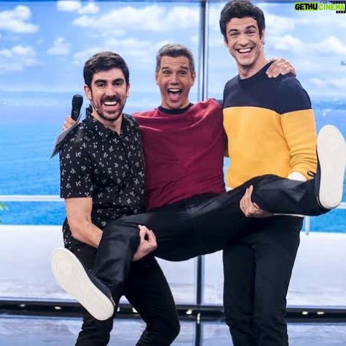 Márcio Garcia Instagram - Hoje bateu uma saudade tamanho família de me divertir com vocês! . Quem aí tá sentindo falta de rir e de se emocionar nos finais de semana? . O que eu mais gostava era desse mix de emoções de uma só vez. Era uma delícia… . A gente conhecia melhor os amigos de profissão e aprendia cada vez mais sobre os valores familiares! . Além disso, não houve um único programa em que eu não desse boas gargalhadas e não me emocionasse. . Confesso que segurei muito o choro no show das famílias. Quando a emoção tomava conta do estúdio a única coisa que me mantinha de pé era lembrar dos boletos que eu tinha que pagar na segunda feira 🤣🤣🤣🤣 . Brincadeiras a parte a saudade é real. Mas podem esperar animados pois, tem ideias no forno…. . Que Deus abençoe nosso feriado, nosso final de semana e as nossas famílias. @marcoluque @alok @dedesecco @amarianasantos @julianapaes @klebbertoledo @juulianapaiva @marceloadnet0 @mateusolanooficial #corpuschristi #jesussalvador #familia #diversão #emoção #tamamhofamilia