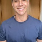 Márcio Garcia Instagram - Vim visitar o meu filho @pedrosrgarcia em SP e quase cometi um erro grave ao ver a bagunça que estava o seu apartamento. Ao invés de dar uma bronca perguntei se ele queria ajuda pra dar uma geral e ele concordou. Varremos e aspiramos a casa enquanto conversamos. O que poderia ter virado uma briga se tornou um momento bacana e o melhor, só nosso! Não é por que sabemos o que devemos fazer que sempre conseguimos. Fique atento e não deixe seu instinto prevalecer sobre a razão. Educar dá trabalho mas não educar tende a dar muito mais e a custar bem mais caro…