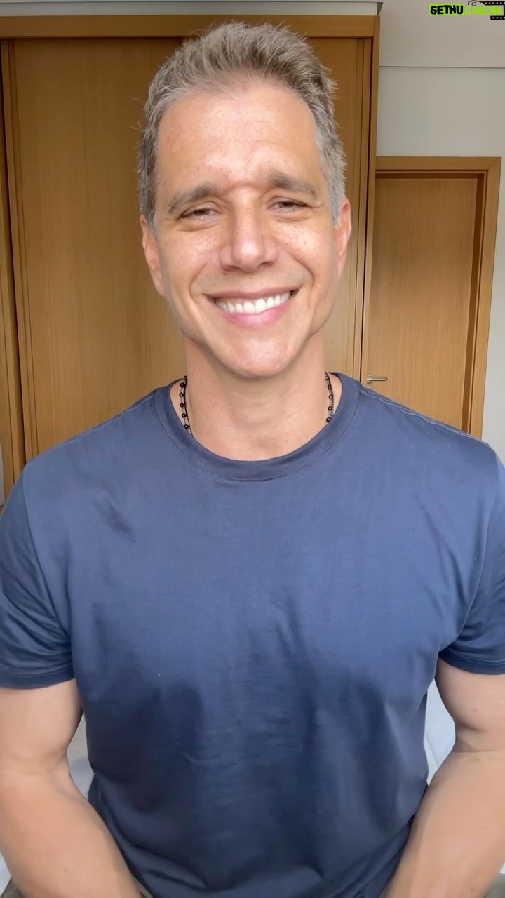 Márcio Garcia Instagram - Vim visitar o meu filho @pedrosrgarcia em SP e quase cometi um erro grave ao ver a bagunça que estava o seu apartamento. Ao invés de dar uma bronca perguntei se ele queria ajuda pra dar uma geral e ele concordou. Varremos e aspiramos a casa enquanto conversamos. O que poderia ter virado uma briga se tornou um momento bacana e o melhor, só nosso! Não é por que sabemos o que devemos fazer que sempre conseguimos. Fique atento e não deixe seu instinto prevalecer sobre a razão. Educar dá trabalho mas não educar tende a dar muito mais e a custar bem mais caro…
