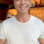 Márcio Garcia Instagram - Dica 4 - Agora que sua base está sólida, é hora de falar sobre crescimento e adaptação. 12 - Construa Conexões - Sementes de oportunidades germinam em uma rede profissional sólida. Troque experiências, participe de eventos e esteja aberto a parcerias. O universo empreendedor é vasto; explore! 13 - Esteja Atento às Tendências- O mercado é dinâmico; fique de olho nas mudanças! A inovação constante mantém seu negócio relevante. Seu plano de negócios é como um guia flexível – ajuste conforme necessário. 14 - Valorize sua Equipe - Uma equipe comprometida é a chave do sucesso. Invista em desenvolvimento, promova um ambiente positivo e esteja aberto ao feedback. Se alguém desvia do caminho, lembre-se: manter o rumo é essencial. Cada passo é uma conquista na jornada empreendedora. Continue trilhando seu caminho para o sucesso!