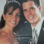 Márcio Garcia Instagram - Um tbt melhor, impossível!! Hoje, dia 22/2/2024 completamos 21 anos de casados! Agradeço muito a Deus por ter feito nossos caminhos se cruzarem… O que seria de nós se você não tivesse ido pra Angra naquele feriado? Ou se eu tivesse ficado no Rio? Será que nos conheceríamos em algum outro lugar?? Essa resposta não teremos, mas o que temos, todos os dias, é a nossa vida juntos, nossa cumplicidade, nossos filhos, nossas lembranças, nossa família, unida! Obrigado por ser minha namorada, parceira, esposa, amiga, confidente, nutricionista, amante e uma mãe pra lá de presente. Já tivemos nossas brigas e desentendimentos, claro, mas sempre soubemos atravessar a arrebentação e encontrar um mar calmo e amistoso… Que Deus nos permita mais alguns anos de calmaria, juntos e apaixonados, como somos desde quando resolvemos tornar nossas vidas, uma só! Te amo @andreasantarosagarcia #felizaniversariodecasamento #happyanniversary Joá, Rio De Janeiro, Brazil