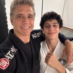 Márcio Garcia Instagram - Já disse por aqui o quanto eu acho importante ter tempo de qualidade com o seu filho! . Estar junto é bom mas, estar só, interagindo e conectado sem nenhum tipo de interferência faz toda diferença! . O tatame é um bom local, e o Jiu Jitsu uma excelente ferramenta pra isso! Além de proporcionar momentos de total conexão com o seu oponente a doutrina baseada na inteligência, paciência e disciplina ajuda muito na na formação do caráter e na personalidade dos jovens. . Seja como e aonde for, não abra mão de ter momentos em que você e seu filho irão se recordar um dia… . Só não demore muito pq o tempo voooa…olha o tamanho das costas do @pipo.garcia_ Joá, Rio De Janeiro, Brazil