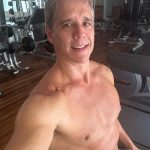 Márcio Garcia Instagram - Xô preguiça! Se exercitar é bom mas em excesso, pode ser prejudicial às articulações e até aos músculos. . Trabalhar é fundamental mas em excesso pode trazer problemas ao casamento e na relação com seus filhos! . Até excesso de cuidado pode ser ruim. Todos que amamos, incluindo os filhos, precisam de espaço pra tomarem suas decisões e aprenderem a voar sozinhos… . Fique atento à tudo que vc faz em excesso! Geralmente não percebemos quando estamos exagerando na dose.. . De fato, a diferença entre o remédio e o veneno tende a ser a dose. Acho que uma excessão a regra, é o amor, quanto mais melhor! . E você, conhece mais alguma exceção?