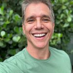 Márcio Garcia Instagram - Existem, basicamente, três versões de nós mesmos. Uma boa, uma neutra e uma ruim. . A boa te traz muitos benefícios. O bom humor e o riso compartilhados tendem a melhorar a sua relação com as pessoas, aumentando a intimidade e, claro, contribuem com o estado de felicidade. Além disso, fortalece o sistema imunológico, aumenta a serotonina, a dopamina e diminui a dor. Protege você contra os efeitos do estresse, e te aproxima de Deus, entre outros benefícios! . A versão neutra, como o próprio nome diz, de nada serve. . A ruim te afasta das pessoas e baixa a imunidade. Com o tempo, o cortisol e os hormônios do estresse enfraquecem o sistema imunológico, deixando você mais suscetível à contração de gripes, resfriados e outras doenças. Além de te afastar de Deus, e da boa sorte! . Tente perceber com qual destas versões você passa a maior parte do seu dia e fique atento pra que a sua melhor versão prevaleça. Você e todos a sua volta irão colher os frutos! E não se esqueça; Seja grato e não reclame em vão! #pazeamor #gratidão #deusnocomando