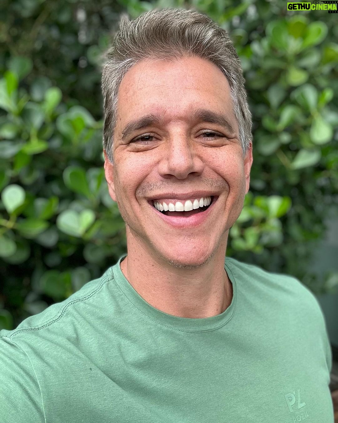 Márcio Garcia Instagram - Existem, basicamente, três versões de nós mesmos. Uma boa, uma neutra e uma ruim. . A boa te traz muitos benefícios. O bom humor e o riso compartilhados tendem a melhorar a sua relação com as pessoas, aumentando a intimidade e, claro, contribuem com o estado de felicidade. Além disso, fortalece o sistema imunológico, aumenta a serotonina, a dopamina e diminui a dor. Protege você contra os efeitos do estresse, e te aproxima de Deus, entre outros benefícios! . A versão neutra, como o próprio nome diz, de nada serve. . A ruim te afasta das pessoas e baixa a imunidade. Com o tempo, o cortisol e os hormônios do estresse enfraquecem o sistema imunológico, deixando você mais suscetível à contração de gripes, resfriados e outras doenças. Além de te afastar de Deus, e da boa sorte! . Tente perceber com qual destas versões você passa a maior parte do seu dia e fique atento pra que a sua melhor versão prevaleça. Você e todos a sua volta irão colher os frutos! E não se esqueça; Seja grato e não reclame em vão! #pazeamor #gratidão #deusnocomando