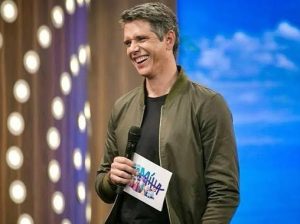 Márcio Garcia Instagram - Um #tbt pra recordar um pouco de cada programa que apresentei ao longo da minha carreira e pra saber qual você mais curtiu…

Aproveito pra perguntar; o que vc acharia de um programa que tivesse um pouquinho de tudo?

E se este programa puder ser visto na TV aberta, You Tube, streaming, em todas as plataformas de mídia digital e ainda ouvido no rádio? 

Curte a ideia? Chega de dar pistas… em breve eu conto mais do que vem por aí ainda este ano!!! Aguarde!!!

#familias #diversão #jogos #brincadeiras