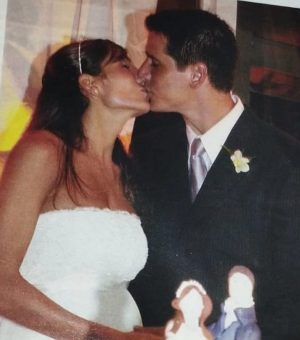 Márcio Garcia Instagram - Um tbt melhor, impossível!! Hoje, dia 22/2/2024 completamos 21 anos de casados! Agradeço  muito a Deus  por ter feito nossos caminhos se cruzarem…

O que seria de nós se você não tivesse ido pra Angra naquele feriado? Ou se eu tivesse ficado no Rio? Será que nos conheceríamos em  algum outro lugar??

Essa resposta não teremos, mas o que temos, todos os dias, é a nossa vida juntos, nossa cumplicidade, nossos filhos, nossas lembranças, nossa família, unida!

Obrigado por ser minha  namorada, parceira, esposa, amiga, confidente, nutricionista, amante e uma mãe pra lá de presente. 

Já tivemos nossas brigas e desentendimentos, claro, mas sempre soubemos atravessar a arrebentação e encontrar um mar calmo e amistoso…

Que Deus nos permita  mais alguns anos de calmaria, juntos e apaixonados, como somos desde quando resolvemos tornar  nossas vidas, uma só!

Te amo @andreasantarosagarcia #felizaniversariodecasamento #happyanniversary