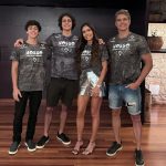 Márcio Garcia Instagram - Alguns amigos me perguntam porque eu ando sumido da praia, ou porque eu vou menos a academia.. e a resposta sai de bate pronto; “ muito filho! “ Desde que me tornei pai comecei a enxergar o tempo e suas prioridades de outra forma. É meio inexplicável mas; ser pai ou mãe é se tornar coadjuvante da própria vida. Esta frase, que eu repito com frequência, já resume bem, não é verdade? Acho que meu casamento deu tão certo porque a minha esposa, a Dra @andreasantarosagarcia pensa exatamente como eu. Obrigado, amor e obrigado, meu Deus! Carnaval com vocês, meus amores, pode ser em qualquer lugar, até na avenida… 😜 Só faltou você @ninasrgarcia !!! #boasemana #chegadefesta #boratrabalhar Rio de Janeiro, Rio de Janeiro