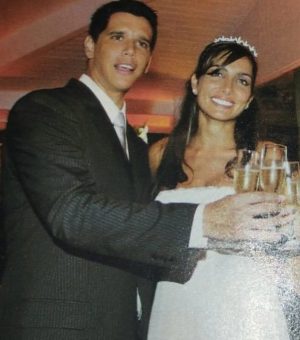 Márcio Garcia Instagram - Um tbt melhor, impossível!! Hoje, dia 22/2/2024 completamos 21 anos de casados! Agradeço  muito a Deus  por ter feito nossos caminhos se cruzarem…

O que seria de nós se você não tivesse ido pra Angra naquele feriado? Ou se eu tivesse ficado no Rio? Será que nos conheceríamos em  algum outro lugar??

Essa resposta não teremos, mas o que temos, todos os dias, é a nossa vida juntos, nossa cumplicidade, nossos filhos, nossas lembranças, nossa família, unida!

Obrigado por ser minha  namorada, parceira, esposa, amiga, confidente, nutricionista, amante e uma mãe pra lá de presente. 

Já tivemos nossas brigas e desentendimentos, claro, mas sempre soubemos atravessar a arrebentação e encontrar um mar calmo e amistoso…

Que Deus nos permita  mais alguns anos de calmaria, juntos e apaixonados, como somos desde quando resolvemos tornar  nossas vidas, uma só!

Te amo @andreasantarosagarcia #felizaniversariodecasamento #happyanniversary