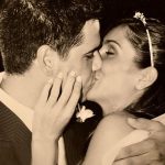 Márcio Garcia Instagram - Um tbt melhor, impossível!! Hoje, dia 22/2/2024 completamos 21 anos de casados! Agradeço muito a Deus por ter feito nossos caminhos se cruzarem… O que seria de nós se você não tivesse ido pra Angra naquele feriado? Ou se eu tivesse ficado no Rio? Será que nos conheceríamos em algum outro lugar?? Essa resposta não teremos, mas o que temos, todos os dias, é a nossa vida juntos, nossa cumplicidade, nossos filhos, nossas lembranças, nossa família, unida! Obrigado por ser minha namorada, parceira, esposa, amiga, confidente, nutricionista, amante e uma mãe pra lá de presente. Já tivemos nossas brigas e desentendimentos, claro, mas sempre soubemos atravessar a arrebentação e encontrar um mar calmo e amistoso… Que Deus nos permita mais alguns anos de calmaria, juntos e apaixonados, como somos desde quando resolvemos tornar nossas vidas, uma só! Te amo @andreasantarosagarcia #felizaniversariodecasamento #happyanniversary Joá, Rio De Janeiro, Brazil