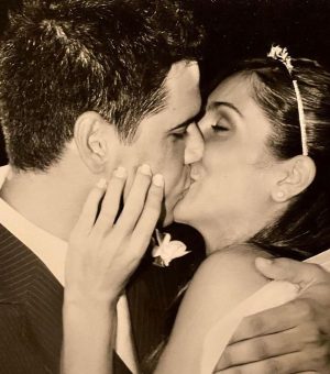 Márcio Garcia Instagram - Um tbt melhor, impossível!! Hoje, dia 22/2/2024 completamos 21 anos de casados! Agradeço  muito a Deus  por ter feito nossos caminhos se cruzarem…

O que seria de nós se você não tivesse ido pra Angra naquele feriado? Ou se eu tivesse ficado no Rio? Será que nos conheceríamos em  algum outro lugar??

Essa resposta não teremos, mas o que temos, todos os dias, é a nossa vida juntos, nossa cumplicidade, nossos filhos, nossas lembranças, nossa família, unida!

Obrigado por ser minha  namorada, parceira, esposa, amiga, confidente, nutricionista, amante e uma mãe pra lá de presente. 

Já tivemos nossas brigas e desentendimentos, claro, mas sempre soubemos atravessar a arrebentação e encontrar um mar calmo e amistoso…

Que Deus nos permita  mais alguns anos de calmaria, juntos e apaixonados, como somos desde quando resolvemos tornar  nossas vidas, uma só!

Te amo @andreasantarosagarcia #felizaniversariodecasamento #happyanniversary