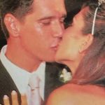 Márcio Garcia Instagram - Um tbt melhor, impossível!! Hoje, dia 22/2/2024 completamos 21 anos de casados! Agradeço muito a Deus por ter feito nossos caminhos se cruzarem… O que seria de nós se você não tivesse ido pra Angra naquele feriado? Ou se eu tivesse ficado no Rio? Será que nos conheceríamos em algum outro lugar?? Essa resposta não teremos, mas o que temos, todos os dias, é a nossa vida juntos, nossa cumplicidade, nossos filhos, nossas lembranças, nossa família, unida! Obrigado por ser minha namorada, parceira, esposa, amiga, confidente, nutricionista, amante e uma mãe pra lá de presente. Já tivemos nossas brigas e desentendimentos, claro, mas sempre soubemos atravessar a arrebentação e encontrar um mar calmo e amistoso… Que Deus nos permita mais alguns anos de calmaria, juntos e apaixonados, como somos desde quando resolvemos tornar nossas vidas, uma só! Te amo @andreasantarosagarcia #felizaniversariodecasamento #happyanniversary Joá, Rio De Janeiro, Brazil