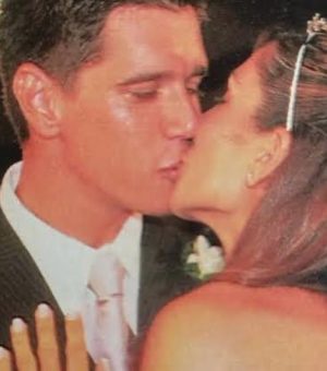 Márcio Garcia Instagram - Um tbt melhor, impossível!! Hoje, dia 22/2/2024 completamos 21 anos de casados! Agradeço  muito a Deus  por ter feito nossos caminhos se cruzarem…

O que seria de nós se você não tivesse ido pra Angra naquele feriado? Ou se eu tivesse ficado no Rio? Será que nos conheceríamos em  algum outro lugar??

Essa resposta não teremos, mas o que temos, todos os dias, é a nossa vida juntos, nossa cumplicidade, nossos filhos, nossas lembranças, nossa família, unida!

Obrigado por ser minha  namorada, parceira, esposa, amiga, confidente, nutricionista, amante e uma mãe pra lá de presente. 

Já tivemos nossas brigas e desentendimentos, claro, mas sempre soubemos atravessar a arrebentação e encontrar um mar calmo e amistoso…

Que Deus nos permita  mais alguns anos de calmaria, juntos e apaixonados, como somos desde quando resolvemos tornar  nossas vidas, uma só!

Te amo @andreasantarosagarcia #felizaniversariodecasamento #happyanniversary