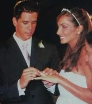 Márcio Garcia Instagram - Um tbt melhor, impossível!! Hoje, dia 22/2/2024 completamos 21 anos de casados! Agradeço  muito a Deus  por ter feito nossos caminhos se cruzarem…

O que seria de nós se você não tivesse ido pra Angra naquele feriado? Ou se eu tivesse ficado no Rio? Será que nos conheceríamos em  algum outro lugar??

Essa resposta não teremos, mas o que temos, todos os dias, é a nossa vida juntos, nossa cumplicidade, nossos filhos, nossas lembranças, nossa família, unida!

Obrigado por ser minha  namorada, parceira, esposa, amiga, confidente, nutricionista, amante e uma mãe pra lá de presente. 

Já tivemos nossas brigas e desentendimentos, claro, mas sempre soubemos atravessar a arrebentação e encontrar um mar calmo e amistoso…

Que Deus nos permita  mais alguns anos de calmaria, juntos e apaixonados, como somos desde quando resolvemos tornar  nossas vidas, uma só!

Te amo @andreasantarosagarcia #felizaniversariodecasamento #happyanniversary