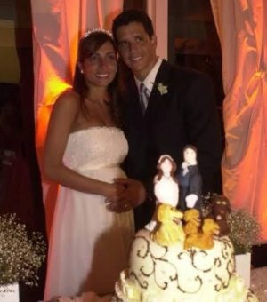 Márcio Garcia Instagram - Um tbt melhor, impossível!! Hoje, dia 22/2/2024 completamos 21 anos de casados! Agradeço  muito a Deus  por ter feito nossos caminhos se cruzarem…

O que seria de nós se você não tivesse ido pra Angra naquele feriado? Ou se eu tivesse ficado no Rio? Será que nos conheceríamos em  algum outro lugar??

Essa resposta não teremos, mas o que temos, todos os dias, é a nossa vida juntos, nossa cumplicidade, nossos filhos, nossas lembranças, nossa família, unida!

Obrigado por ser minha  namorada, parceira, esposa, amiga, confidente, nutricionista, amante e uma mãe pra lá de presente. 

Já tivemos nossas brigas e desentendimentos, claro, mas sempre soubemos atravessar a arrebentação e encontrar um mar calmo e amistoso…

Que Deus nos permita  mais alguns anos de calmaria, juntos e apaixonados, como somos desde quando resolvemos tornar  nossas vidas, uma só!

Te amo @andreasantarosagarcia #felizaniversariodecasamento #happyanniversary