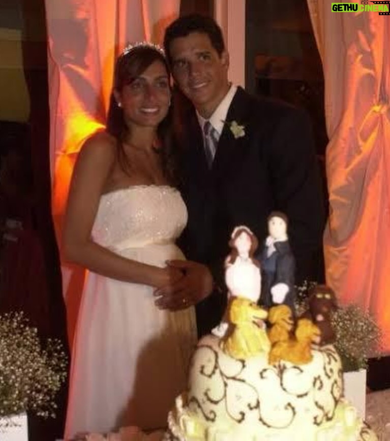 Márcio Garcia - 127.4K Likes - Um tbt melhor, impossível!! Hoje, dia 22/2/2024 completamos 21 anos de casados! Agradeço muito a Deus por ter feito nossos caminhos se cruzarem…
O que seria de nós se você não tivesse ido pra Angra naquele feriado? Ou se eu tivesse ficado no Rio? Será que nos conheceríamos em algum outro lugar??
Essa resposta não teremos, mas o que temos, todos os dias, é a nossa vida juntos, nossa cumplicidade, nossos filhos, nossas lembranças, nossa família, unida!
Obrigado por ser minha namorada, parceira, esposa, amiga, confidente, nutricionista, amante e uma mãe pra lá de presente.
Já tivemos nossas brigas e desentendimentos, claro, mas sempre soubemos atravessar a arrebentação e encontrar um mar calmo e amistoso…
Que Deus nos permita mais alguns anos de calmaria, juntos e apaixonados, como somos desde quando resolvemos tornar nossas vidas, uma só!
Te amo @andreasantarosagarcia #felizaniversariodecasamento #happyanniversary