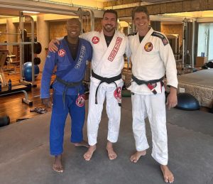 Márcio Garcia Instagram - É como digo aos meus filhos; não existe evolução sem o enfrentamento de obstáculos! A pratica do Jiu-Jitsu não nos deixa esquecer disto, jamais!

Obrigado pela aula de técnica e humildade  @braulioestima !! Acordei com a sensação de estar com dengue mas valeu a pena cada minuto, mesmo parecendo não ter fim…

Eu e @kleberbuiuu sentimos sua falta @rogergracie… ou não… um rolo compressor por dia tá de bom tamanho 🤦🏻‍♂️

#pratiqueesporte #jiujitsu #artesuave #oss