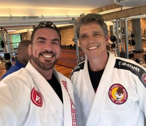 Márcio Garcia Instagram - É como digo aos meus filhos; não existe evolução sem o enfrentamento de obstáculos! A pratica do Jiu-Jitsu não nos deixa esquecer disto, jamais!

Obrigado pela aula de técnica e humildade  @braulioestima !! Acordei com a sensação de estar com dengue mas valeu a pena cada minuto, mesmo parecendo não ter fim…

Eu e @kleberbuiuu sentimos sua falta @rogergracie… ou não… um rolo compressor por dia tá de bom tamanho 🤦🏻‍♂️

#pratiqueesporte #jiujitsu #artesuave #oss