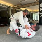 Márcio Garcia Instagram - É como digo aos meus filhos; não existe evolução sem o enfrentamento de obstáculos! A pratica do Jiu-Jitsu não nos deixa esquecer disto, jamais! Obrigado pela aula de técnica e humildade @braulioestima !! Acordei com a sensação de estar com dengue mas valeu a pena cada minuto, mesmo parecendo não ter fim… Eu e @kleberbuiuu sentimos sua falta @rogergracie… ou não… um rolo compressor por dia tá de bom tamanho 🤦🏻‍♂️ #pratiqueesporte #jiujitsu #artesuave #oss