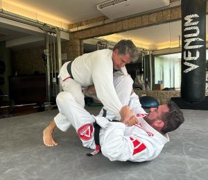 Márcio Garcia Instagram - É como digo aos meus filhos; não existe evolução sem o enfrentamento de obstáculos! A pratica do Jiu-Jitsu não nos deixa esquecer disto, jamais!

Obrigado pela aula de técnica e humildade  @braulioestima !! Acordei com a sensação de estar com dengue mas valeu a pena cada minuto, mesmo parecendo não ter fim…

Eu e @kleberbuiuu sentimos sua falta @rogergracie… ou não… um rolo compressor por dia tá de bom tamanho 🤦🏻‍♂️

#pratiqueesporte #jiujitsu #artesuave #oss