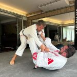 Márcio Garcia Instagram - É como digo aos meus filhos; não existe evolução sem o enfrentamento de obstáculos! A pratica do Jiu-Jitsu não nos deixa esquecer disto, jamais! Obrigado pela aula de técnica e humildade @braulioestima !! Acordei com a sensação de estar com dengue mas valeu a pena cada minuto, mesmo parecendo não ter fim… Eu e @kleberbuiuu sentimos sua falta @rogergracie… ou não… um rolo compressor por dia tá de bom tamanho 🤦🏻‍♂️ #pratiqueesporte #jiujitsu #artesuave #oss
