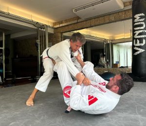 Márcio Garcia Instagram - É como digo aos meus filhos; não existe evolução sem o enfrentamento de obstáculos! A pratica do Jiu-Jitsu não nos deixa esquecer disto, jamais!

Obrigado pela aula de técnica e humildade  @braulioestima !! Acordei com a sensação de estar com dengue mas valeu a pena cada minuto, mesmo parecendo não ter fim…

Eu e @kleberbuiuu sentimos sua falta @rogergracie… ou não… um rolo compressor por dia tá de bom tamanho 🤦🏻‍♂️

#pratiqueesporte #jiujitsu #artesuave #oss
