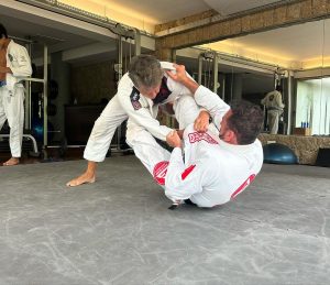 Márcio Garcia Instagram - É como digo aos meus filhos; não existe evolução sem o enfrentamento de obstáculos! A pratica do Jiu-Jitsu não nos deixa esquecer disto, jamais!

Obrigado pela aula de técnica e humildade  @braulioestima !! Acordei com a sensação de estar com dengue mas valeu a pena cada minuto, mesmo parecendo não ter fim…

Eu e @kleberbuiuu sentimos sua falta @rogergracie… ou não… um rolo compressor por dia tá de bom tamanho 🤦🏻‍♂️

#pratiqueesporte #jiujitsu #artesuave #oss