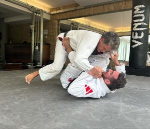 Márcio Garcia Instagram - É como digo aos meus filhos; não existe evolução sem o enfrentamento de obstáculos! A pratica do Jiu-Jitsu não nos deixa esquecer disto, jamais!

Obrigado pela aula de técnica e humildade  @braulioestima !! Acordei com a sensação de estar com dengue mas valeu a pena cada minuto, mesmo parecendo não ter fim…

Eu e @kleberbuiuu sentimos sua falta @rogergracie… ou não… um rolo compressor por dia tá de bom tamanho 🤦🏻‍♂️

#pratiqueesporte #jiujitsu #artesuave #oss
