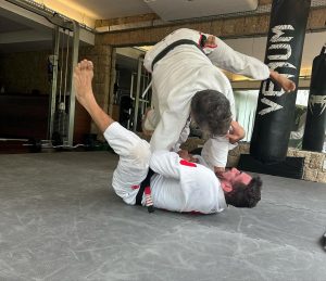 Márcio Garcia Instagram - É como digo aos meus filhos; não existe evolução sem o enfrentamento de obstáculos! A pratica do Jiu-Jitsu não nos deixa esquecer disto, jamais!

Obrigado pela aula de técnica e humildade  @braulioestima !! Acordei com a sensação de estar com dengue mas valeu a pena cada minuto, mesmo parecendo não ter fim…

Eu e @kleberbuiuu sentimos sua falta @rogergracie… ou não… um rolo compressor por dia tá de bom tamanho 🤦🏻‍♂️

#pratiqueesporte #jiujitsu #artesuave #oss