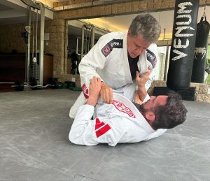 Márcio Garcia Instagram - É como digo aos meus filhos; não existe evolução sem o enfrentamento de obstáculos! A pratica do Jiu-Jitsu não nos deixa esquecer disto, jamais!

Obrigado pela aula de técnica e humildade  @braulioestima !! Acordei com a sensação de estar com dengue mas valeu a pena cada minuto, mesmo parecendo não ter fim…

Eu e @kleberbuiuu sentimos sua falta @rogergracie… ou não… um rolo compressor por dia tá de bom tamanho 🤦🏻‍♂️

#pratiqueesporte #jiujitsu #artesuave #oss