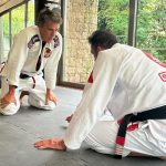Márcio Garcia Instagram - É como digo aos meus filhos; não existe evolução sem o enfrentamento de obstáculos! A pratica do Jiu-Jitsu não nos deixa esquecer disto, jamais! Obrigado pela aula de técnica e humildade @braulioestima !! Acordei com a sensação de estar com dengue mas valeu a pena cada minuto, mesmo parecendo não ter fim… Eu e @kleberbuiuu sentimos sua falta @rogergracie… ou não… um rolo compressor por dia tá de bom tamanho 🤦🏻‍♂️ #pratiqueesporte #jiujitsu #artesuave #oss