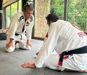 Márcio Garcia Instagram - É como digo aos meus filhos; não existe evolução sem o enfrentamento de obstáculos! A pratica do Jiu-Jitsu não nos deixa esquecer disto, jamais!

Obrigado pela aula de técnica e humildade  @braulioestima !! Acordei com a sensação de estar com dengue mas valeu a pena cada minuto, mesmo parecendo não ter fim…

Eu e @kleberbuiuu sentimos sua falta @rogergracie… ou não… um rolo compressor por dia tá de bom tamanho 🤦🏻‍♂️

#pratiqueesporte #jiujitsu #artesuave #oss