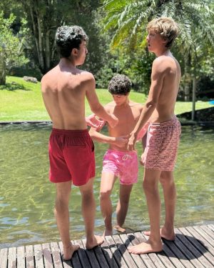 Márcio Garcia Instagram - Andei um pouco sumido por aqui fazendo uma detox digital no nosso refúgio na serra. E assim foi o nosso carnaval… mas teve sol…

Aproveitamos pra nos conectarmos com os caçulas, com seus amigos e pra incrementarmos ainda mais nosso álbum de memórias.

Será que mais alguém aproveitou o feriado pra recarregar a energia se conectando, de alguma forma, sem o celular? Me conta…