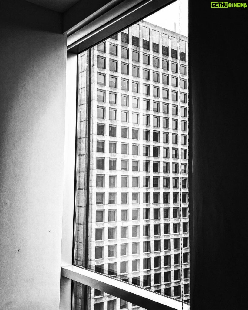 Mädchen Amick Instagram - Living in squares. Looking at squares. 🏢