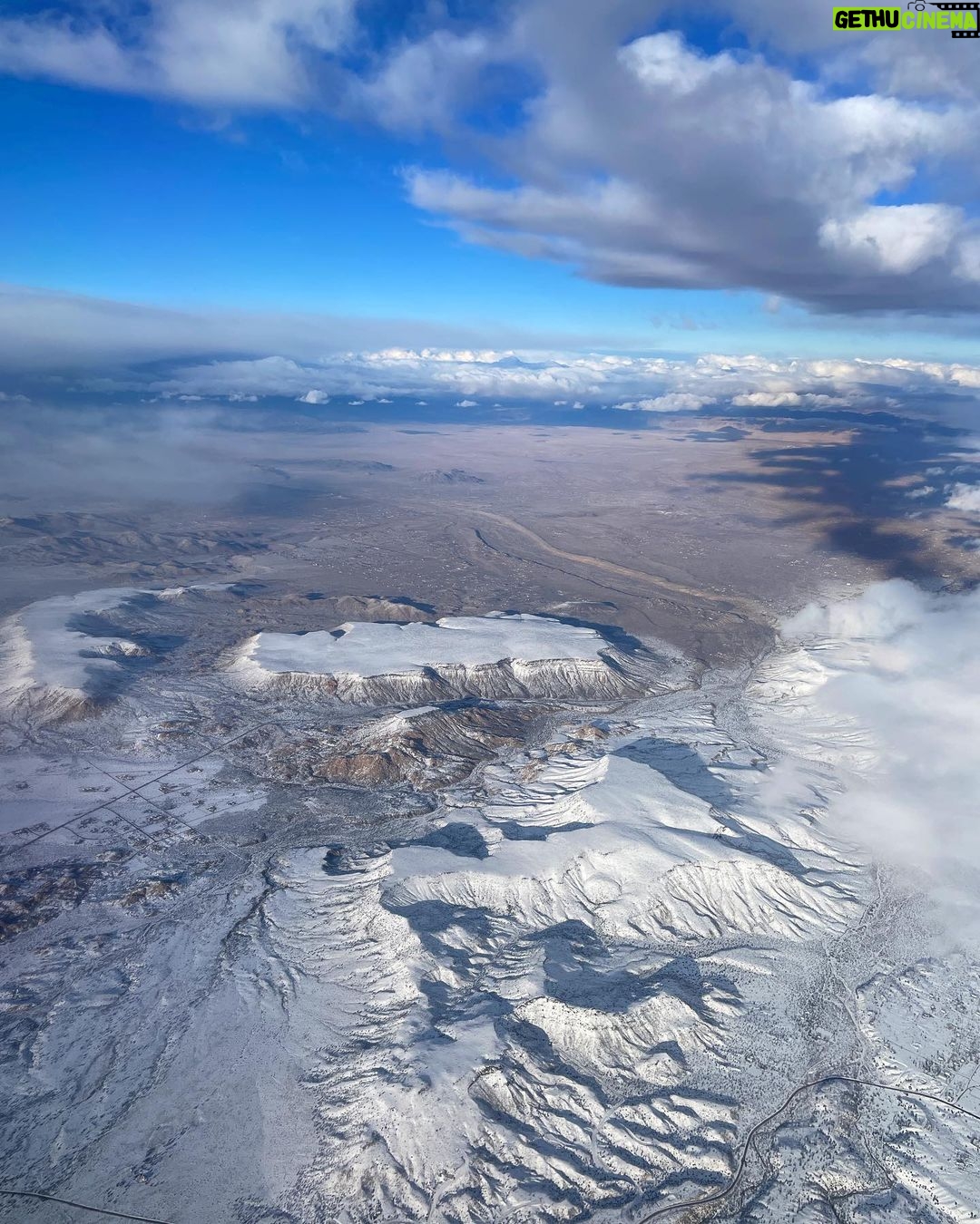 Mädchen Amick Instagram - Flying over the desert in SoCal. I’ve never seen this much snow here 😲 …also swipe for cotton candy skies 💖 #nofilter #skyporn