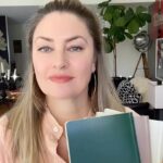 Mädchen Amick Instagram – SO excited to partner with @therapynotebooks who create mental health tools, in the form of really beautiful and easy-to-use guided notebooks based on clinical research and made by therapists. Their team just launched an ACESS FOR ALL initiative where they are offering really affordable sliding scale prices for their products. It is a wonderful initiative to help make mental health resources more affordable for people, especially those who are struggling right now. If you’re interested in sliding scale prices for these mental health tools, check out their link in bio to learn more! 🙌🏼💚👏🏼👏🏼👏🏼