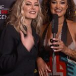 Mädchen Amick Instagram - happy #givingtuesday 💚 we’d like to take this opportunity to thank every single person who’s shown up for us - whether it was from our awesome benefit concert (where we raised over $10K!), or our fundraising events like our gala and golf tournaments, or our online donation page, THANK YOU to our entire #DontMINDMe community for supporting us in our mission to bridge the gap between those experiencing a mental health crisis and finding immediate and appropriate care. as a family, we’re beyond honored that we have the opportunity to make a difference, big or small, and to be able to achieve these goals together. if you’d like to DONATE, you can find our donate page linked in bio 💚 featured in this video: @minatobias_ @madchenamick @slyalexis_ @brandonrogersla @officialrobmorrow @dizmihok @scottmichaelcampbell @thebrinkofband @verswire @alainabendi @dontmindme @thehotelcafe @adele.rene Huge thank you for the awesome videography by the wonderful @patrickmmeaney @respectjordan 🎥 Special thank you to @alainabendi for coordinating this whole event and bringing us all together ✨ #mentalhealth #givingtuesday #charity #nonprofit #directimpact #mentalhealthawareness #DMM