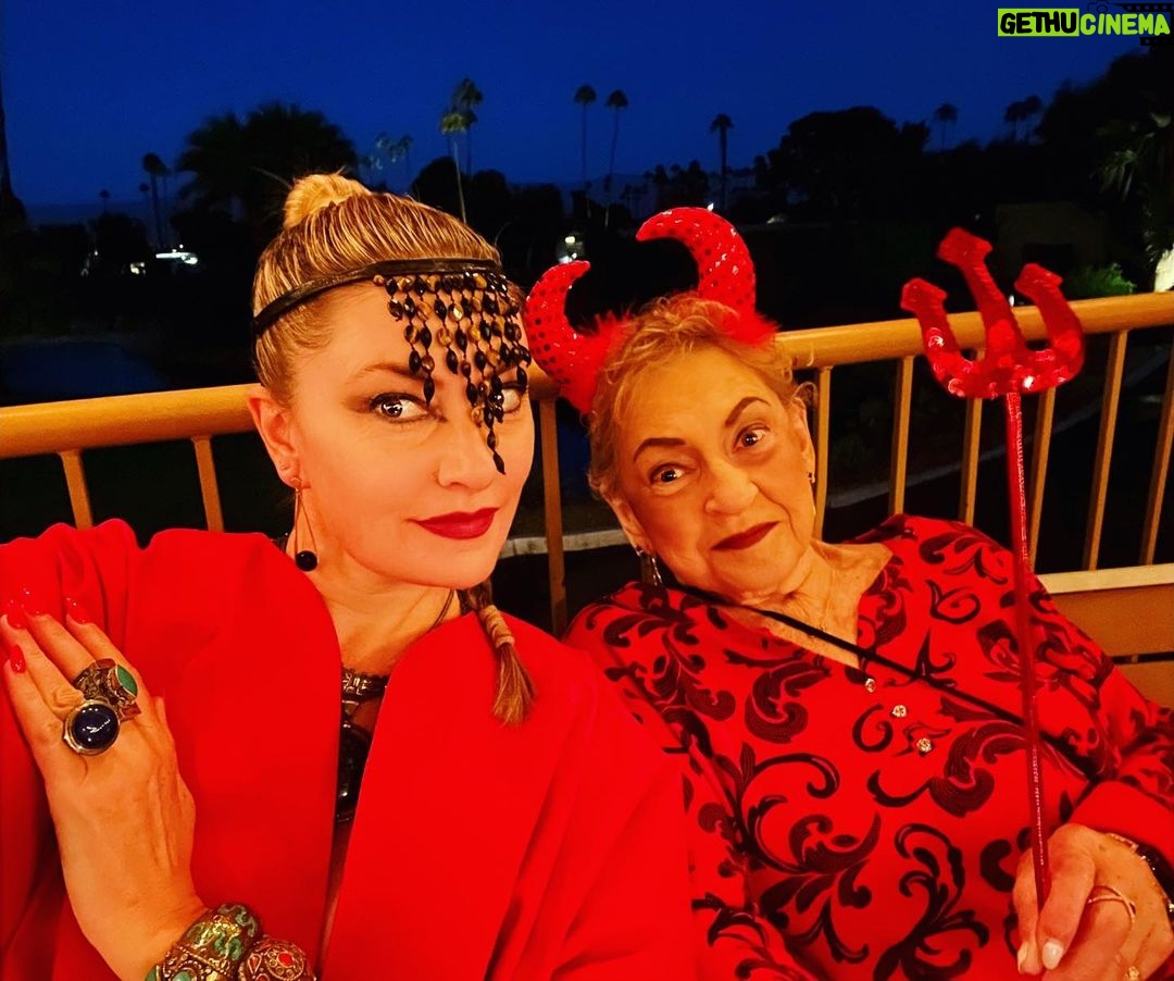 Mädchen Amick Instagram - Happy #AllHallowsEve from Egyptian Goddess of Death Nephthys helping you journey away from this Devilish ball of fun ❤️🖤❤️🖤